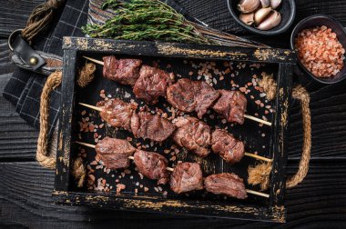 Barbekü bifteği şiş kebap şiş şiş. Siyah arka plan. Üst görünüm.