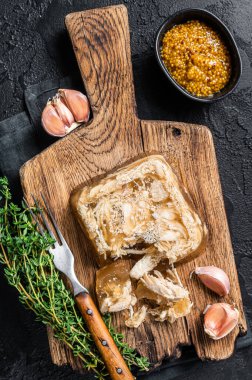 Ahşap tahtada tavuk eti olan bir Latin. Siyah arka plan. Üst görünüm.