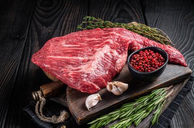 Tri-Tip siyah angus bifteği ve çiğ et. Kara tahta arka plan. Üst görünüm.