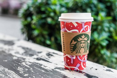 İstambul, Türkiye - 18 Kasım 2021: Logolu bir fincan Starbucks kahvesi. Boşluğu kopyala.