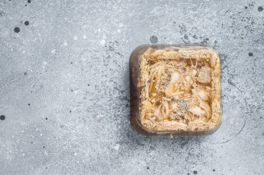 Mutfak masasında tavuk eti jölesi. Gri arka plan. Üst Manzara. Boşluğu kopyala.