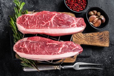 Çiğ sığır filetosu biftek ya da ızgarada Brezilya usulü Picanha bifteği. Siyah arka plan. Üst görünüm.