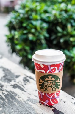İstambul, Türkiye - 18 Kasım 2021: Logolu bir fincan Starbucks kahvesi.