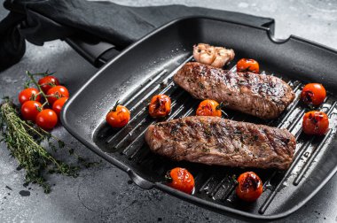 Kızarmış kuzu fileto fileto et ızgara tavada, koyun filetosu biftek. Gri arka plan. Üst görünüm.