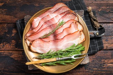 Biberiyeli kurutulmuş domuz pastırması. Ahşap arka plan. Üst görünüm.