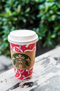 İstambul, Türkiye - 18 Kasım 2021: Logolu bir fincan Starbucks kahvesi.