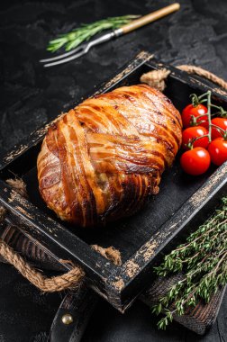 Kızarmış pastırmalı rulo köfte, tepside otlu rulo köfte. Siyah arka plan. Üst görünüm.