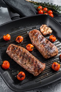 Kızarmış kuzu fileto fileto et ızgara tavada, koyun filetosu biftek. Gri arka plan. Üst görünüm.