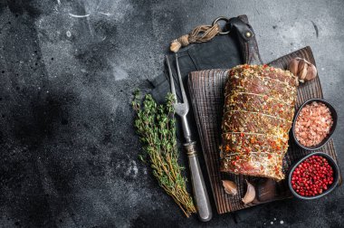 Pişmemiş baharatlı domuz eti, baharat ve otlarla pişirilmeye hazır. Siyah arka plan. Üst Manzara. Boşluğu kopyala.