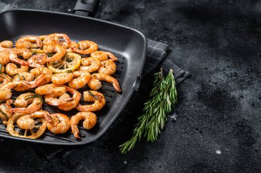 Kızarmış karides, ızgara tavada otlu karides. Siyah arka plan. Üst Manzara. Boşluğu kopyala.