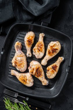 Izgara tavuk budu, otlu but, kümes hayvanı eti. Siyah arka plan. Üst görünüm.