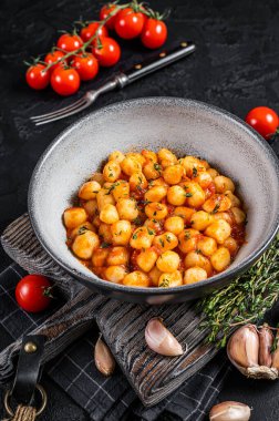 Domates soslu ve kekikli Gnocchi patatesli makarna. Siyah arka plan. Üst görünüm.