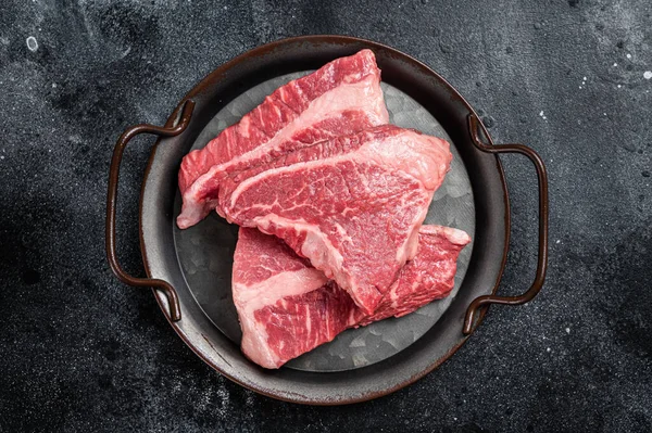 生シルバーサイドのサーロインビーフステーキは 肉屋のトレイでカット 黒の背景 トップ表示 — ストック写真
