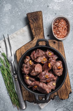 Sarımsaklı tavada ızgara Sauteed Beef. Gri arka plan. Üst görünüm.