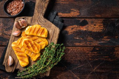 Izgara Halloumi peyniri ile kızartılmış otlar ve kekik. Ahşap arka plan. Üst Manzara. Boşluğu kopyala.