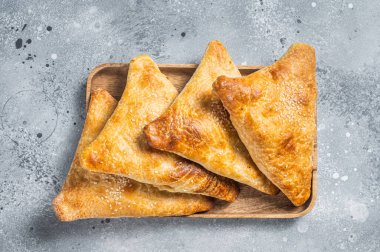 Samosa, Samsa eti dolgulu oryantal turta. Gri arka plan. Üst görünüm.