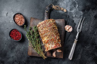 Pişmemiş baharatlı domuz eti, baharat ve otlarla pişirilmeye hazır. Siyah arka plan. Üst görünüm.