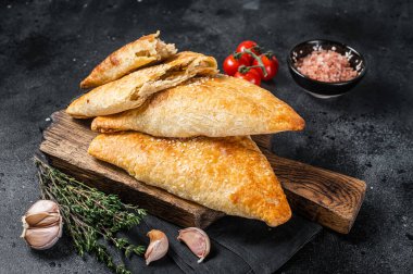 Özbek ve Orta Asya samsası, samosa turtaları. Siyah arka plan. Üst görünüm.