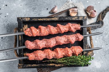 Çiğ kuzu kıymalı şiş kebap ve sığır eti, adana kebabı. Gri arka plan. Üst görünüm.