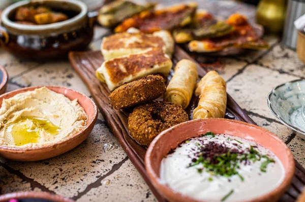 Türk Köy Kahvaltısı 'nda kızarmış peynir ve sosisli falafel. Üst görünüm.