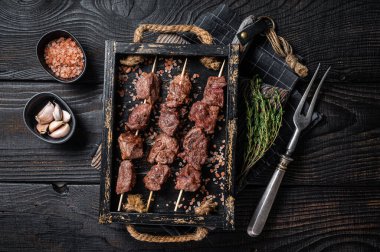 Barbekü bifteği şiş kebap şiş şiş. Siyah arka plan. Üst görünüm.