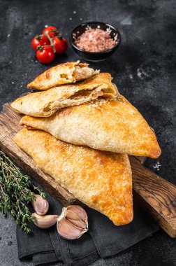 Özbek ve Orta Asya samsası, samosa turtaları. Siyah arka plan. Üst görünüm.