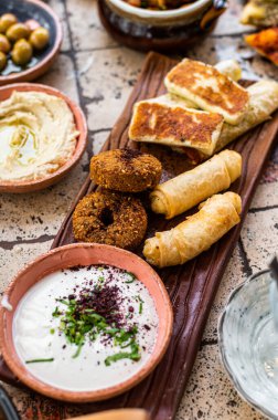 Türk Köy Kahvaltısı 'nda kızarmış peynir ve sosisli falafel. Üst görünüm.