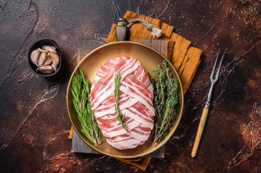 Çiğ köfte, kıymalı et ve baharatlı pastırma, taze köfte. Karanlık arka plan. Üst görünüm.