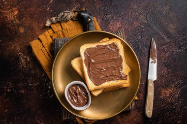 Tabağında çikolata fındık kremalı tost yığını. Karanlık arka plan. Üst görünüm.