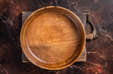 Köy ahşabının üzerinde eski, boş ahşap plakalı masa ayarları. Karanlık arka plan. Üst Manzara. Boşluğu kopyala.