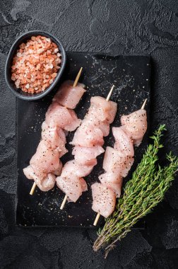 Çiğ tavuk eti şiş kebap şiş. Siyah arka plan. Üst görünüm.