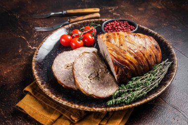 Pişmiş lezzetli etli rulo köfte, pastırmalı dilimlenmiş köfte ve tabakta otlar. Karanlık arka plan. Üst görünüm.