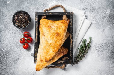 Orta Asya Puf böreği, etli samosa, samsa. Beyaz arka plan. Üst görünüm.