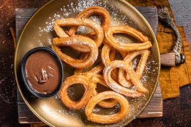 Baharatlı çikolatalı İspanyol tatlısı. Karanlık arka plan. Üst görünüm.