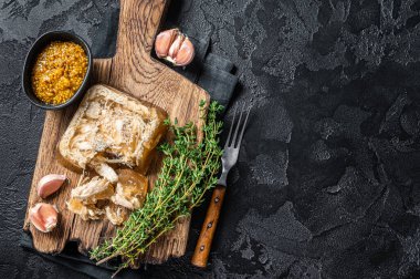 Ahşap tahtada tavuk eti olan bir Latin. Siyah arka plan. Üst Manzara. Boşluğu kopyala.