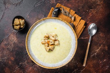 Pırasalı Vichyssoise çorbası ve kızarmış ekmek. Karanlık arka plan. Üst görünüm.