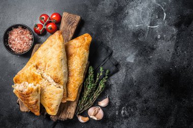 Özbek ve Orta Asya samsası, samosa turtaları. Siyah arka plan. Üst Manzara. Boşluğu kopyala.