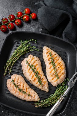 Kızartma tavasında ızgara göğüs bifteği. Siyah arka plan. Üst görünüm.