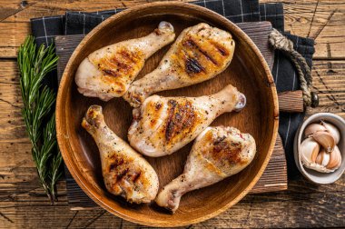 Mangalda tavuk budu, ahşap tabakta kümes hayvanı eti. Ahşap arka plan. Üst görünüm.