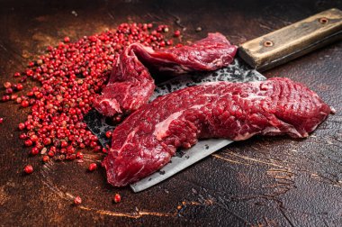 Çiğ Pala bifteği ve kasap satırında kesilmiş biftek kanadı. Karanlık arka plan. Üst görünüm.