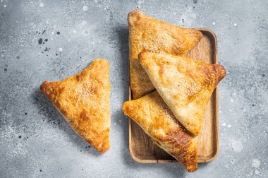 Samosa, Samsa eti dolgulu oryantal turta. Gri arka plan. Üst görünüm.