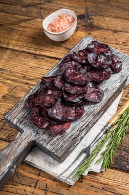 At eti sosisi ve biberiyeyi kesme tahtasıyla tedavi etti. Ahşap arka plan. Üst görünüm.