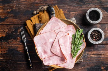 Kare dilimlenmiş domuz etli jambon. Ahşap arka plan. Üst görünüm.