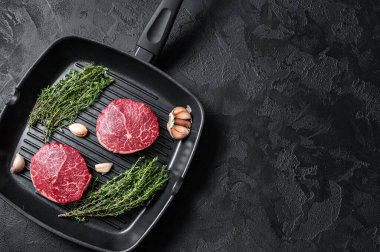 Tenderloin Çiğ Fileto Mignon bifteği. Siyah arka plan. Üst Manzara. Boşluğu kopyala.