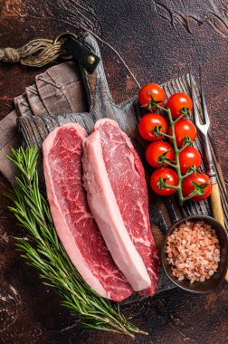 Çiğ Picanha bifteği, kekikli geleneksel Brezilya bifteği. Ahşap arka plan. Üst görünüm.