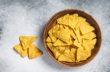 Tahta tabakta Meksika cipsi ve mısır cipsi. Beyaz arka plan. Üst görünüm.