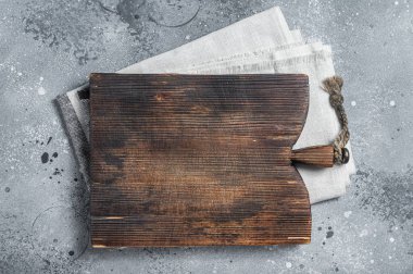 Havlunun üzerinde eski boş kesim tahtasıyla yemek pişirmek. Gri arka plan. Üst Manzara. Boşluğu kopyala.