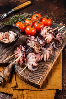 bbq kavrulmuş bebek ahtapotlu şişler. Karanlık arka plan. Üst görünüm.