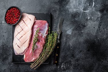 Çiğ ördek göğsü, fileto tavuk eti ve otlu biftek. Siyah arka plan. Üst Manzara. Boşluğu kopyala.