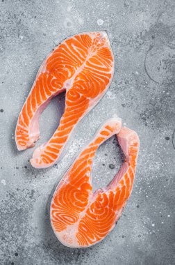 Taze çiğ somon balığı bifteği. Gri arka plan. Üst görünüm.